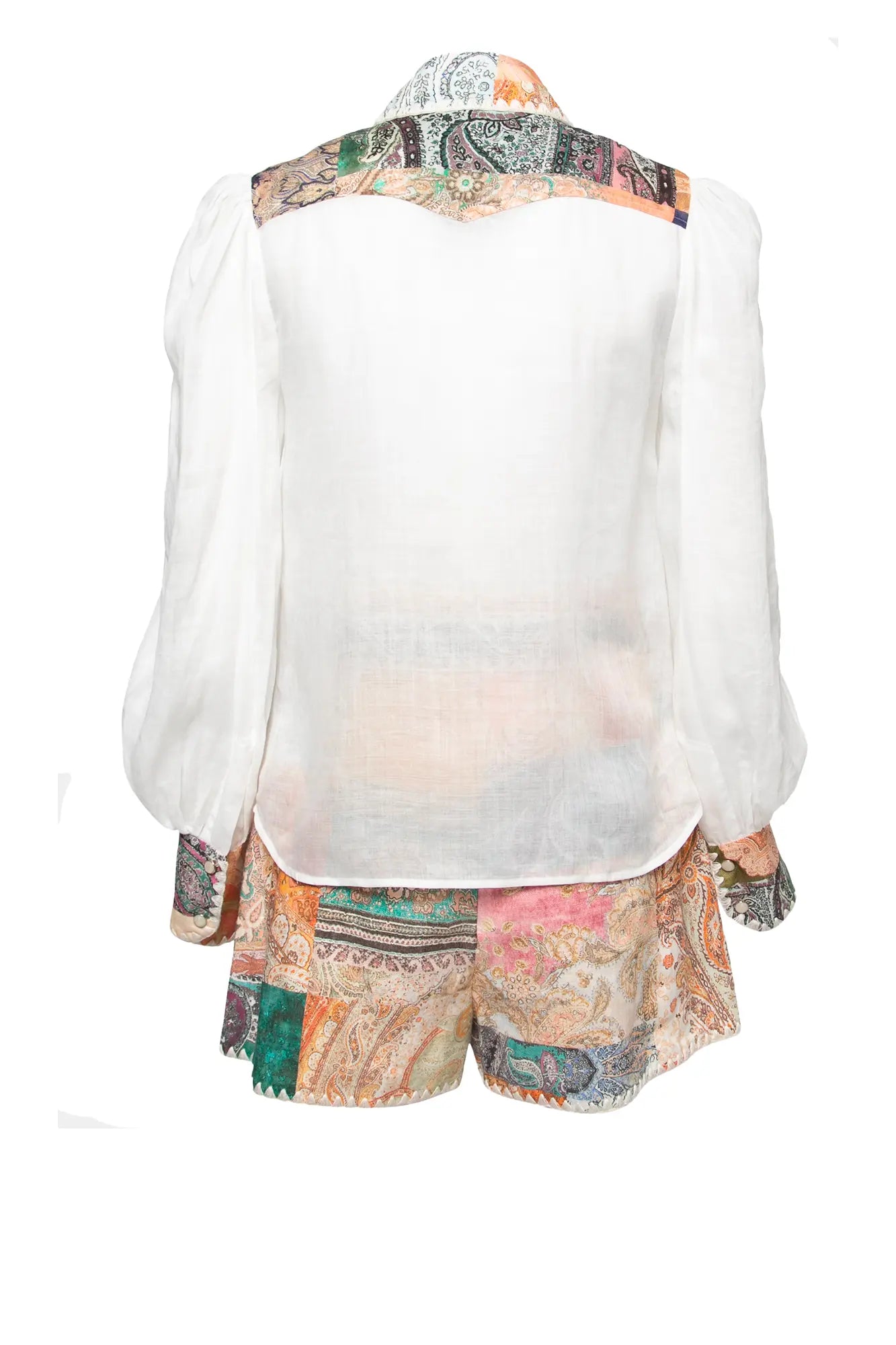 Vista trasera del look Zimmermann Anneke, un conjunto holgado con un sutil estampado y acabados artesanales, ideal para un estilo chic veraniego.