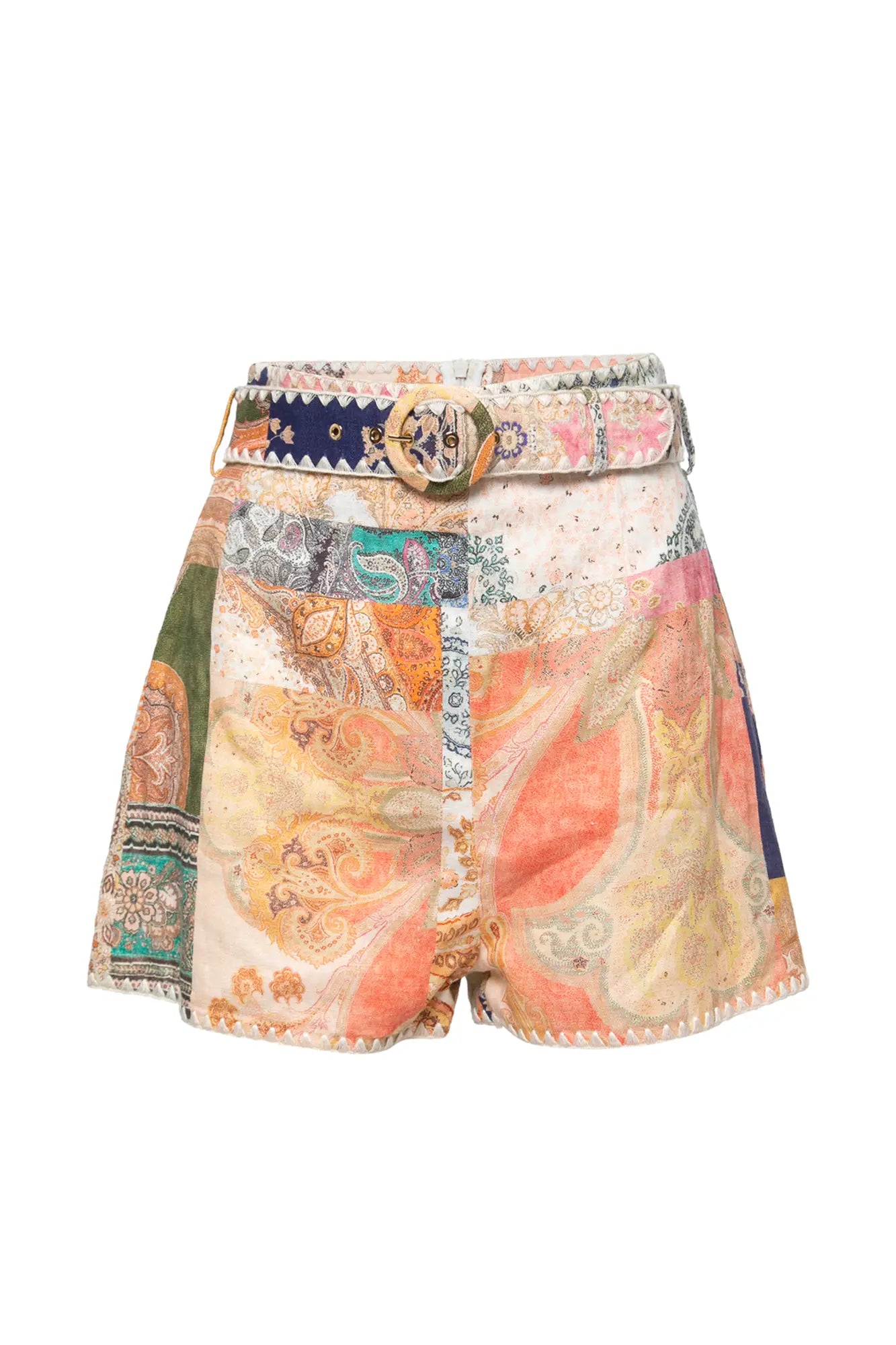 Detalle del look Zimmermann con shorts clásicos en un colorido estampado patchwork.