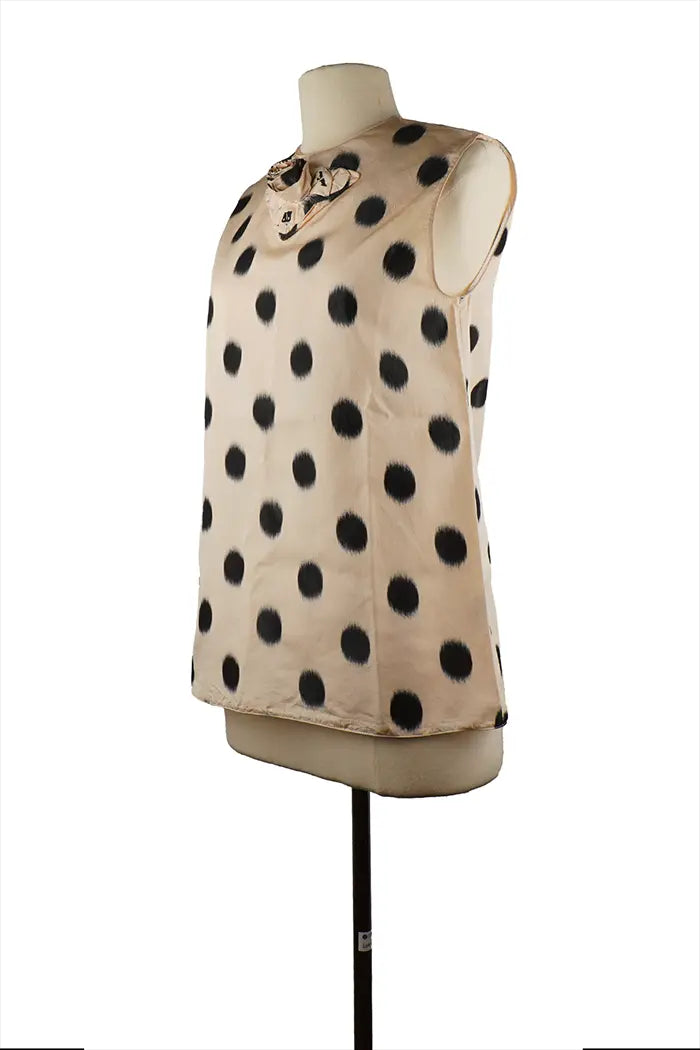 Prada-Top aus nudefarbener Seide - 3/4-Ansicht, gepunkteter Druck, Stoffblume am Dekolleté, eleganter ärmelloser Schnitt, Größe 38IT