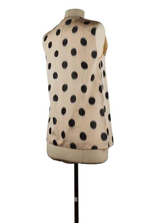 Haut sans manches Prada – vue 3/4 dos, silhouette fluide en soie nude à pois, détail couture discret, taille 38IT