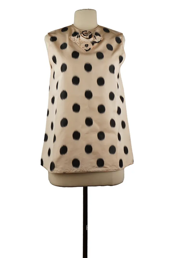 Haut sans manches Prada en soie nude – vue de face, imprimé polka dots et fleur textile au décolleté, coupe féminine, taille 38IT