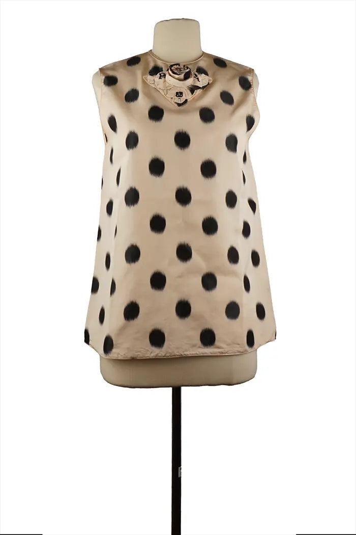 Ärmelloses Prada-Top aus nudefarbener Seide - Vorderansicht, Polka-Dots-Druck und Textilblume am Ausschnitt, feminine Passform, Größe 38IT