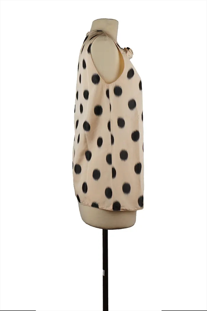Profil des ärmellosen Prada-Tops - fließender Seidenstoff mit Punkten, dekoratives Blumendetail am Kragen, elegante Silhouette, Größe 38IT