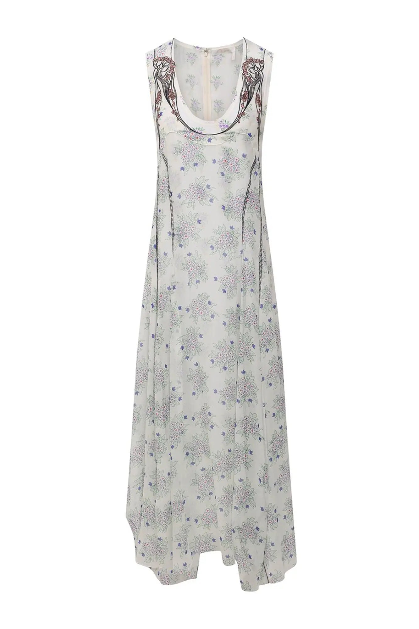 Vestido Chloé de seda blanca en maniquí, estampado floral naïf, bordado a contraste en el escote, corte fluido y largo asimétrico.