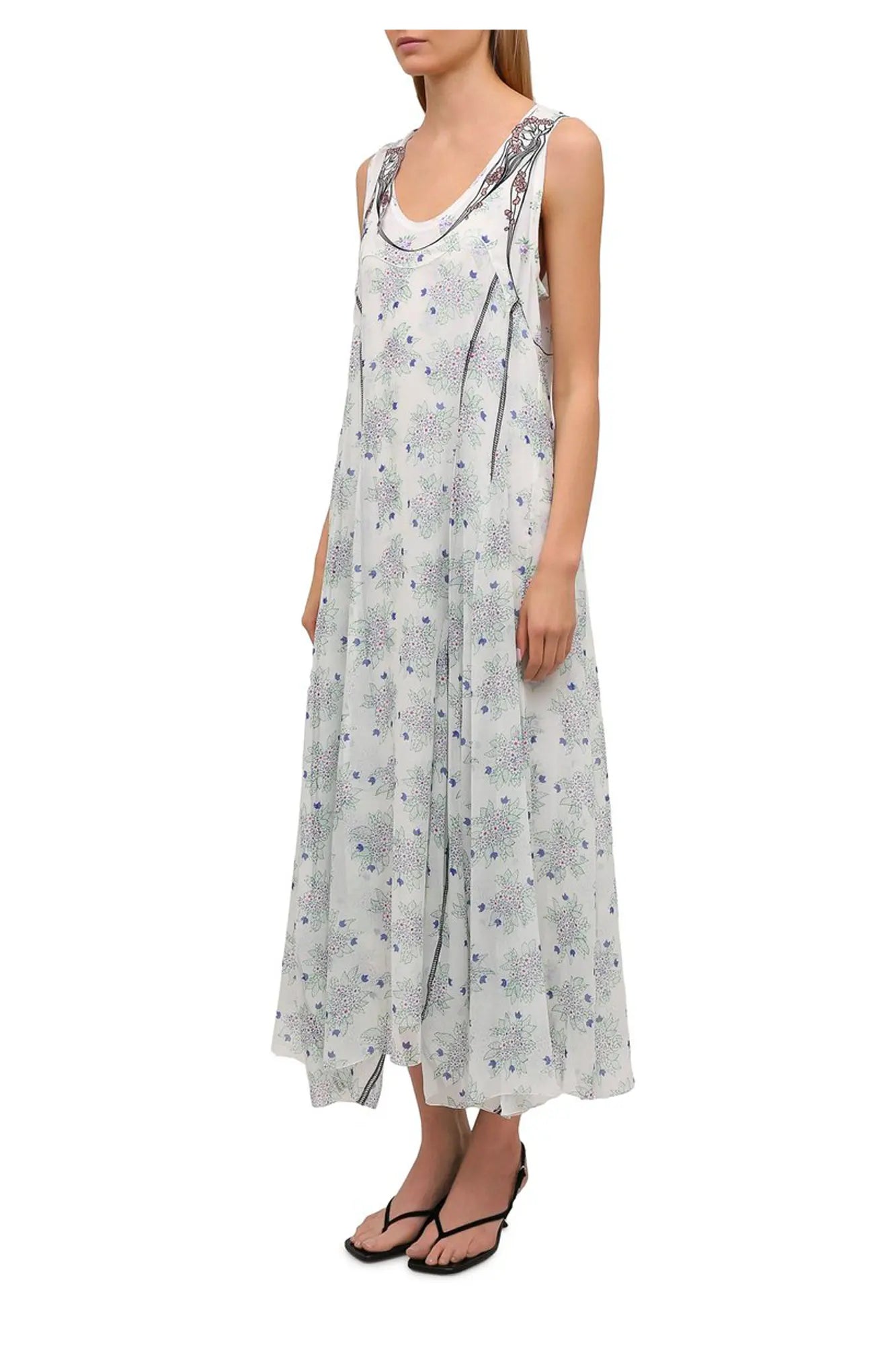 Vestido Chloé primavera-verano 2021 llevado en un entorno informal, con un corte fluido y asimétrico en seda ligera, que realza una silueta femenina y elegante.
