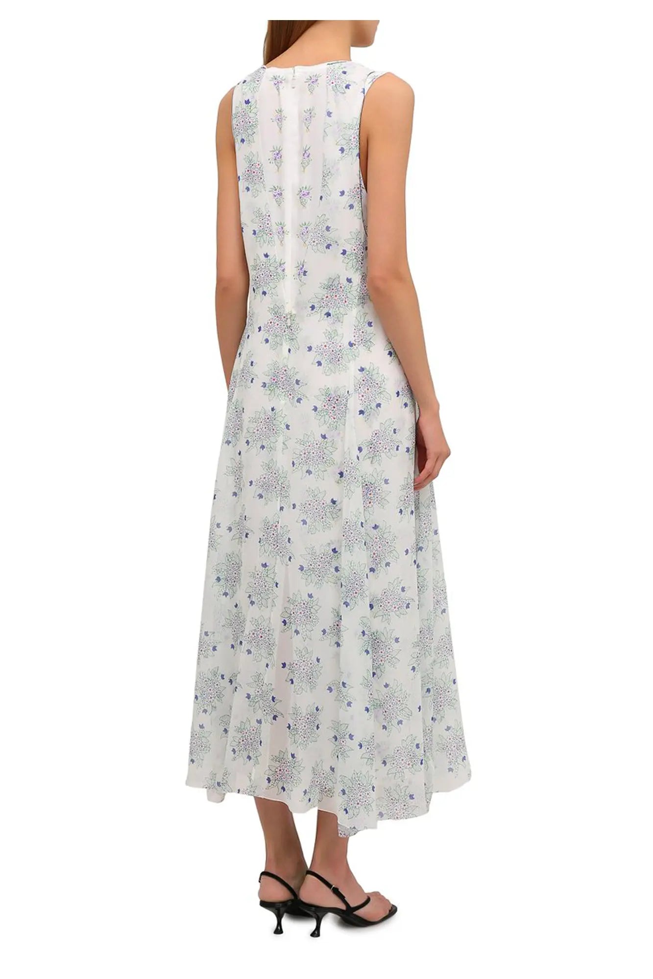 Detalle del vestido Chloé, con bordado a contraste en el escote y un delicado estampado floral, para un look veraniego de Natacha Ramsay-Levi.