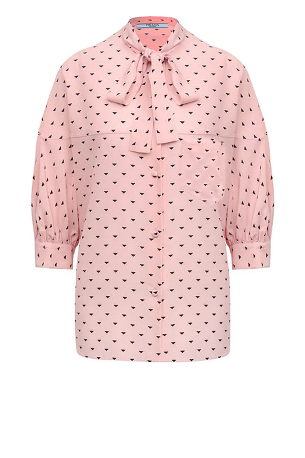 Chemisier Prada en soie rose. Parfait en toute occasion. 