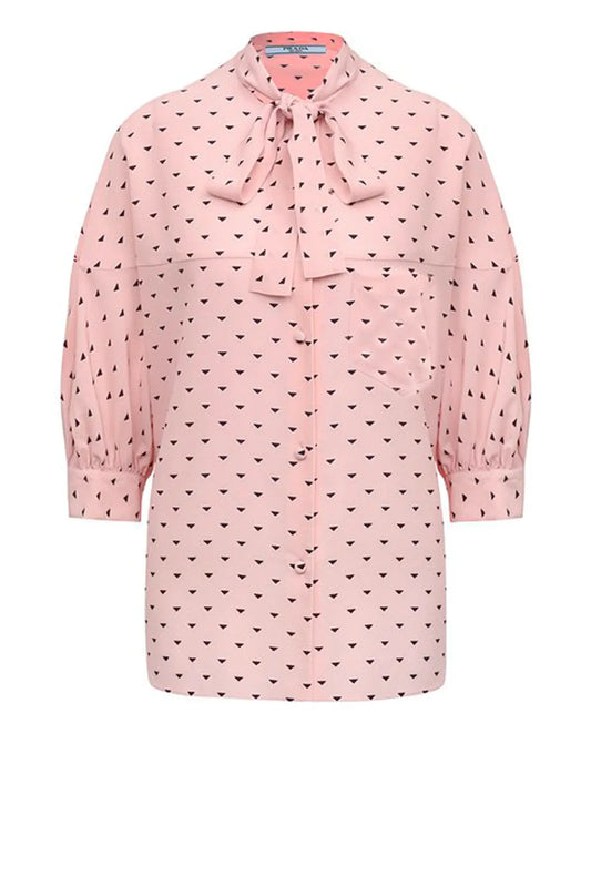 Blusa Prada en seda rosa. Perfecta para cualquier ocasión. 