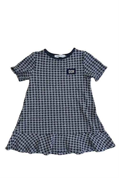 Robe Baby Dior pour fille, vue de face, motif pied-de-poule bleu marine et gris avec logo DIOR brodé sur la poitrine.