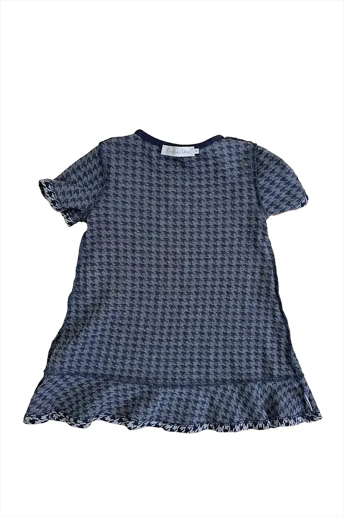 Zoom sur l’intérieur de la robe Baby Dior, montrant les coutures de qualité et l’étiquette Christian Dior.