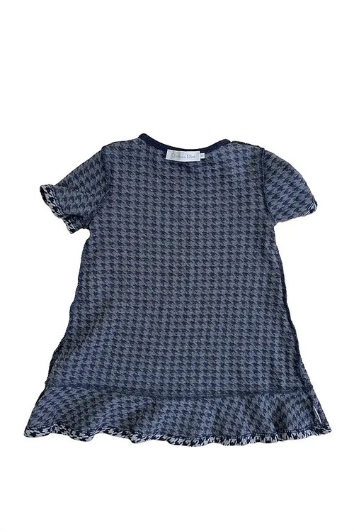 Zoom sur l’intérieur de la robe Baby Dior, montrant les coutures de qualité et l’étiquette Christian Dior.