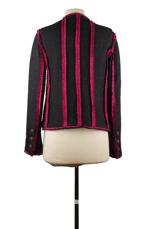 Espalda de la chaqueta Chanel de tweed azul marino, de corte recto y mangas en contraste, con los cuidados acabados típicos de la casa.