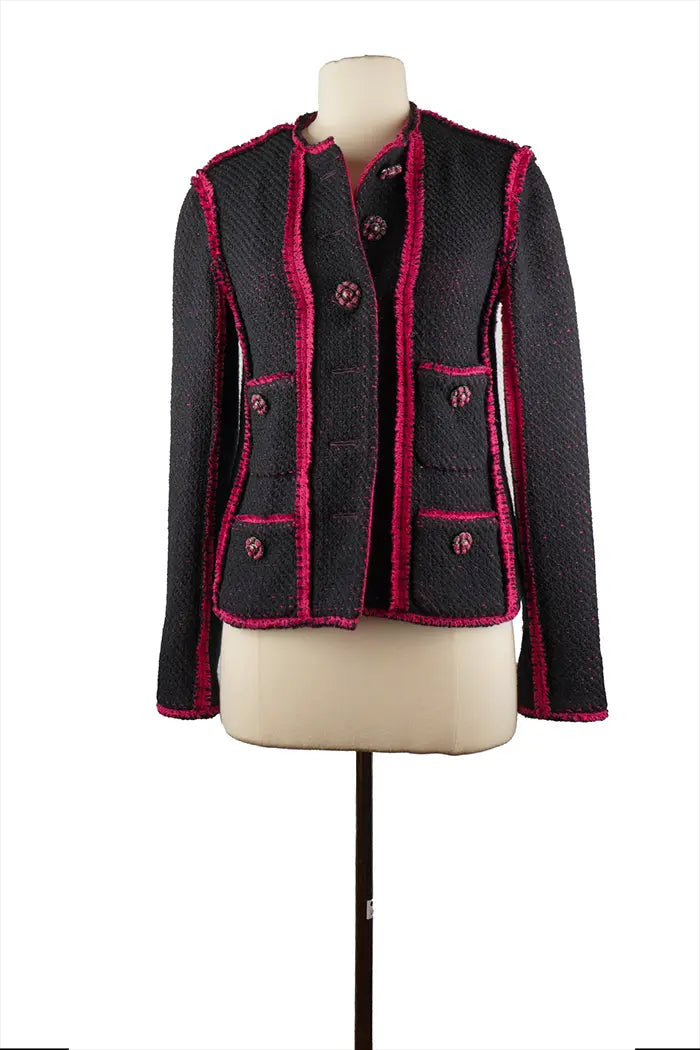 Chaqueta Chanel de tweed en azul marino sobre maniquí, mangas raglán a contraste en fucsia, corte recto y cierre de botones cruzados, talla 34FR.