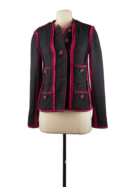 Chaqueta Chanel de tweed en azul marino sobre maniquí, mangas raglán a contraste en fucsia, corte recto y cierre de botones cruzados, talla 34FR.