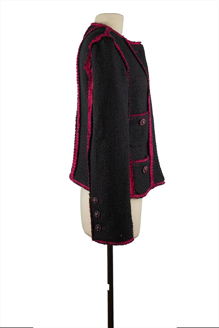 Rechte Seitenansicht der Chanel Secondhand-Jacke, grafische Kombination von Marineblau und Fuchsia, strukturierter Schnitt und Nähdetails.