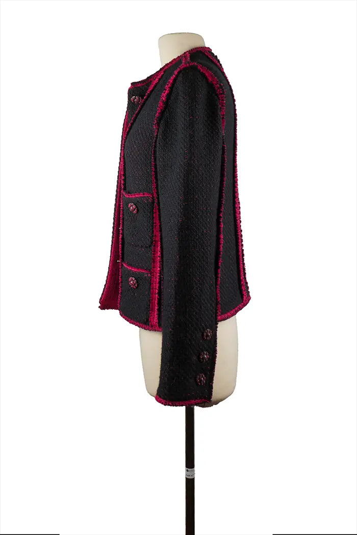 Linkes Profil der Chanel-Jacke aus Woll-Tweed, fuchsiafarbene Ärmel und gerade Silhouette, runder Halsausschnitt und elegante Struktur.