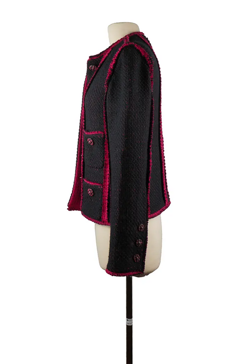 Perfil izquierdo de la chaqueta de lana de tweed de Chanel, mangas fucsia y silueta recta, escote redondo y estructura elegante.