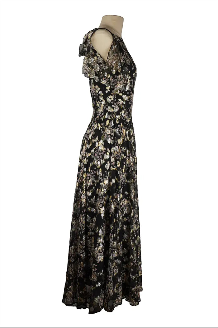Profil droit de la robe midi Valentino sur mannequin, coupe structurée et ajustée, brillance subtile des fibres dorées pour un effet raffiné.