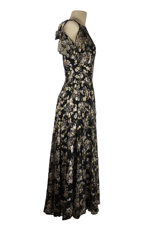 Profil droit de la robe midi Valentino sur mannequin, coupe structurée et ajustée, brillance subtile des fibres dorées pour un effet raffiné.