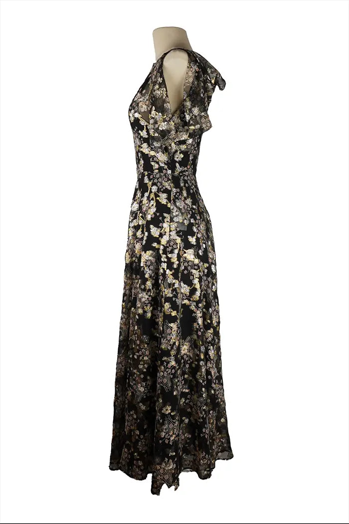 Vue de profil gauche de la robe Valentino en tissu métallisé noir et or, silhouette élancée et tombé mi-mollet, idéale pour les soirées habillées.