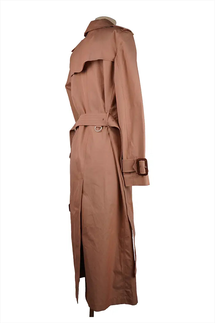 3/4-Rückenansicht des Burberry Waterloo Trenchcoats - gegürteter Schnitt und eleganter Fall, sichtbares Check-Futter unter dem Kragen