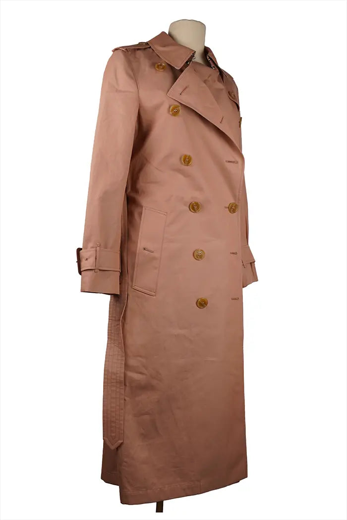 3/4-Ansicht des Burberry Waterloo Trenchcoats - zeitloser Look, beige-rosafarbener Gabardine-Trenchcoat mit Burberry-Signaturveredelung