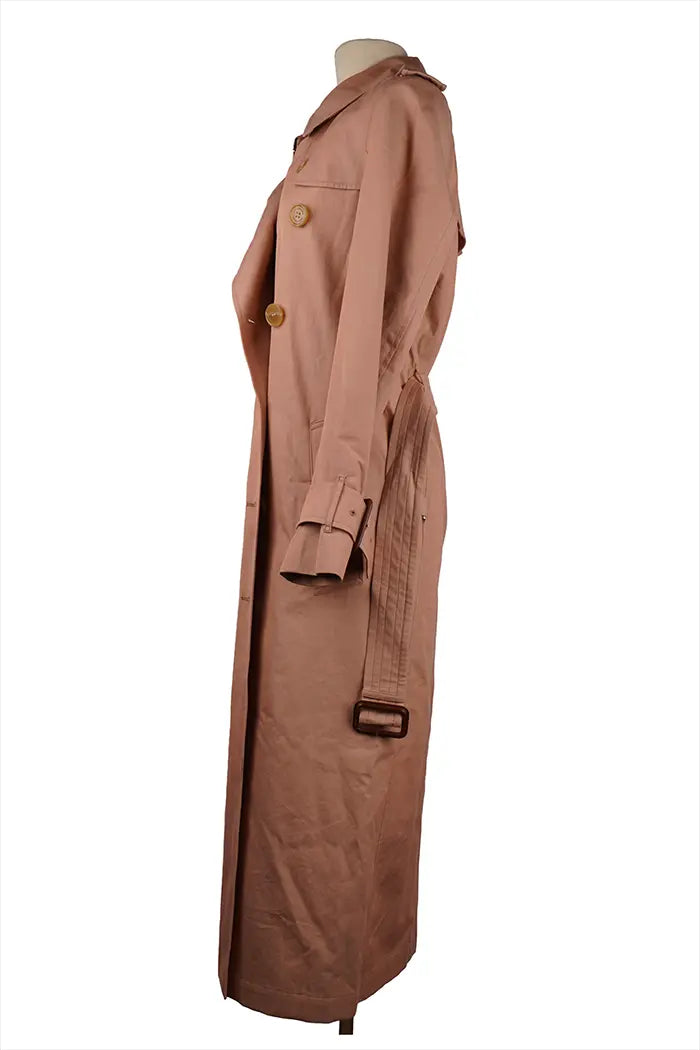 Linkes Profil des Burberry Waterloo Trenchcoats - lange Ärmel mit Riegel, gerader Schnitt, in der Taille geknoteter Gürtel