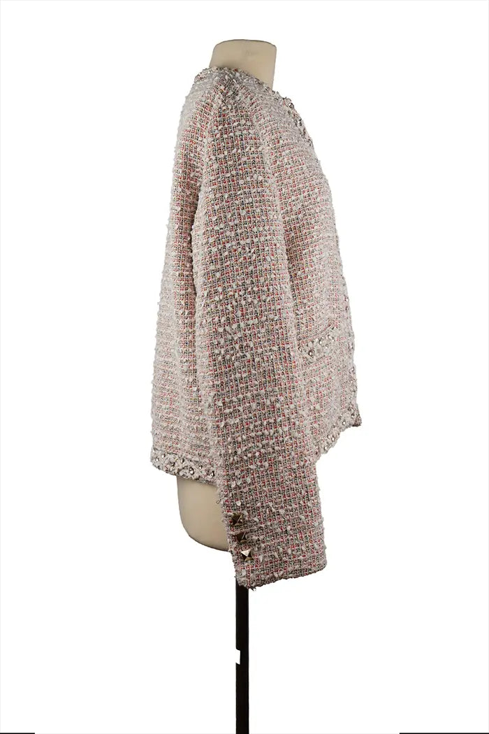 Vue latérale droite de la veste Valentino sur mannequin, soulignant la structure du bouclé et l’éclat des fibres métalliques dans le tissage.