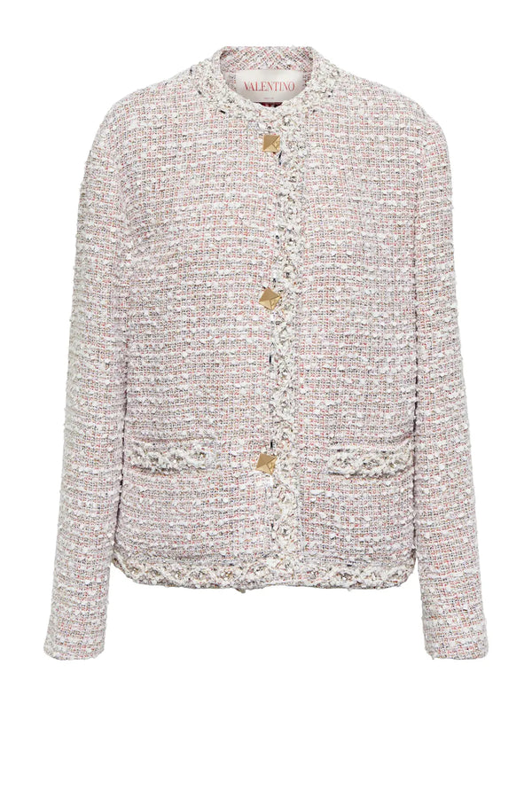 Veste Valentino en coton bouclé avec fibres métalliques sur mannequin, boutons Rockstud iconiques sur le devant pour une allure chic et éclat subtile.