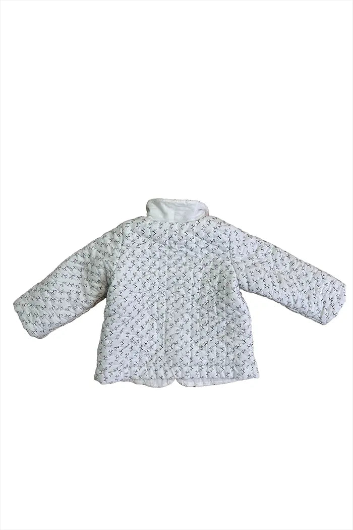Bonpoint Steppjacke von hinten gesehen, dezenter Blumendruck auf off-white Grund, Größe 2 Jahre.