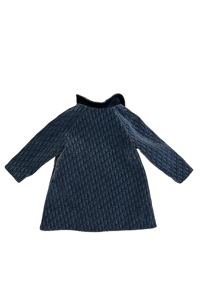 Manteau Baby Dior en velours bleu marine, motif monogramme Dior ton sur ton, vue de dos.