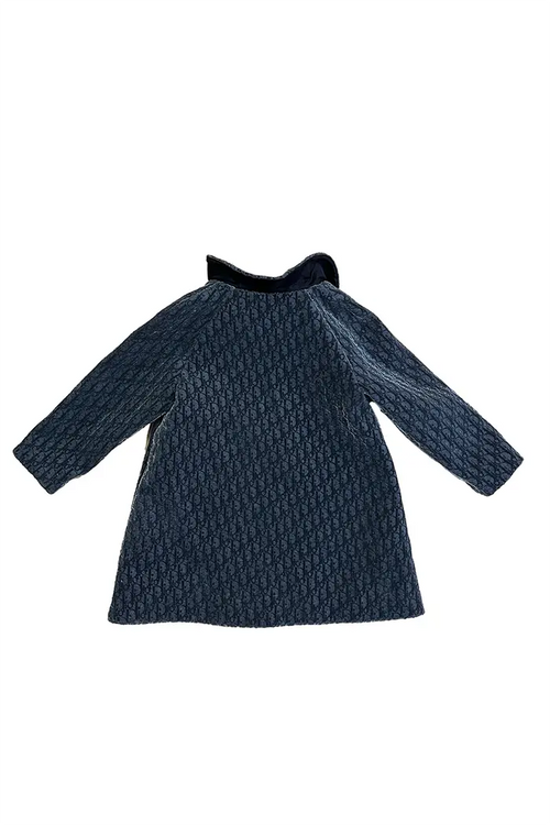 Manteau Baby Dior en velours bleu marine, motif monogramme Dior ton sur ton, vue de dos.