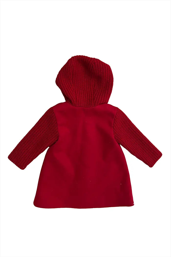 Manteau rouge Baby Dior vu de dos avec capuche et manches en maille côtelée