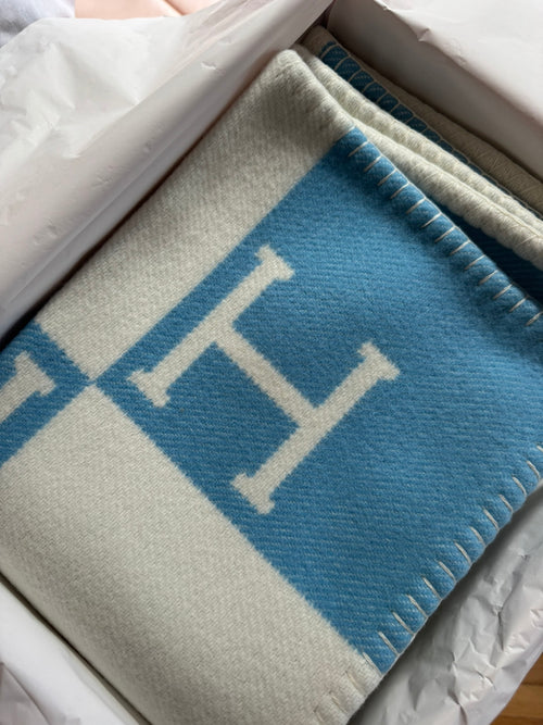 Couverture Hermès Avalon pour bébé de couleur bleue Preloved dans sa boite d'origine