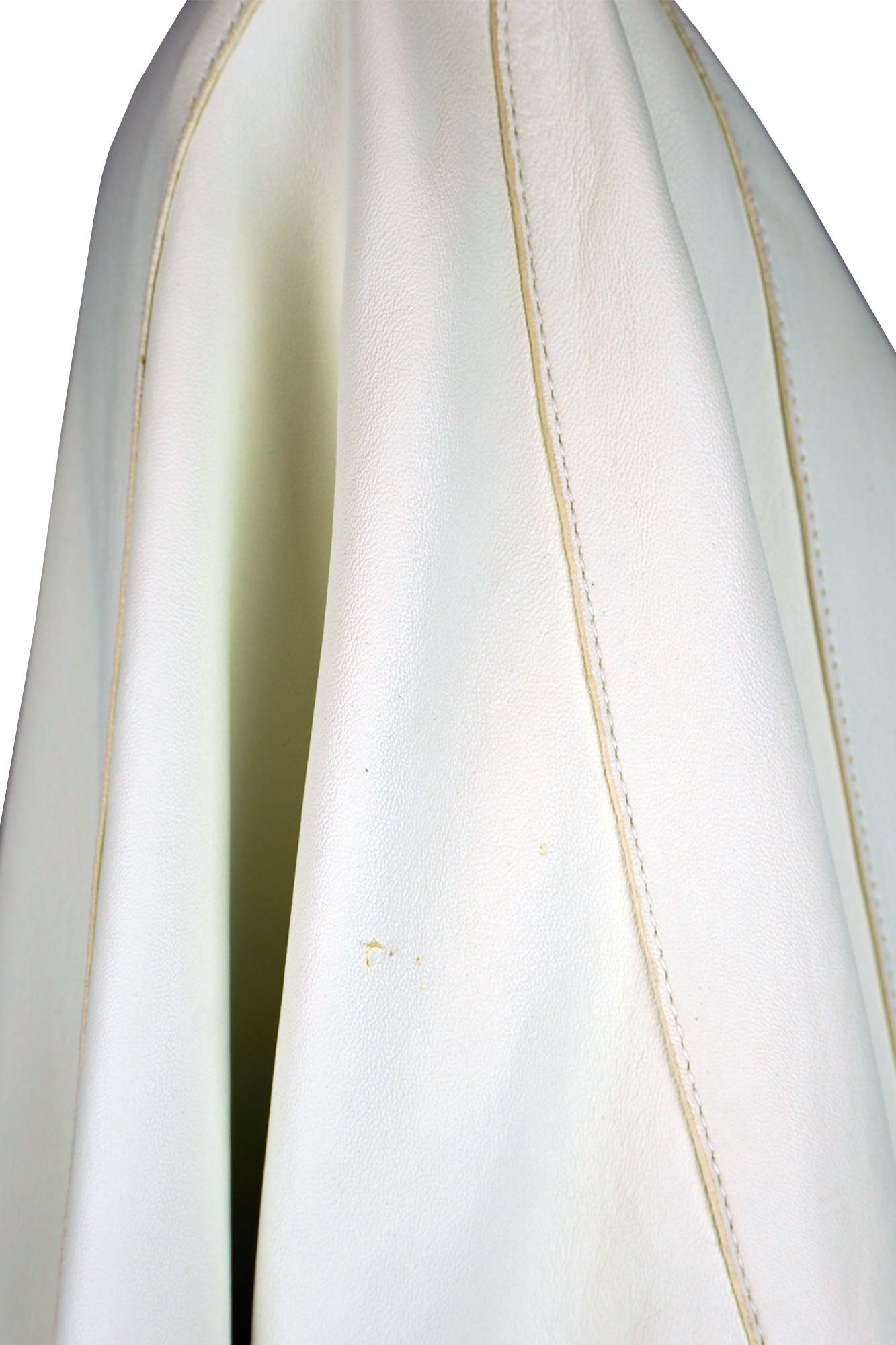 1000073 White cape Lanvin, Reench preloved, zoom on the defects.