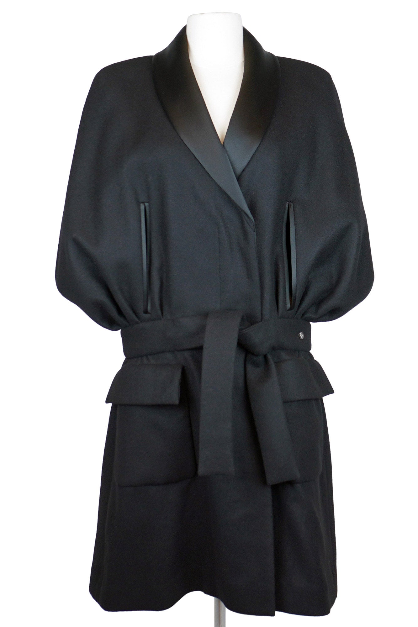 Chanel black cashmere cape with tie detail at waist, preloved luxury, Reench, ref. 1000072.