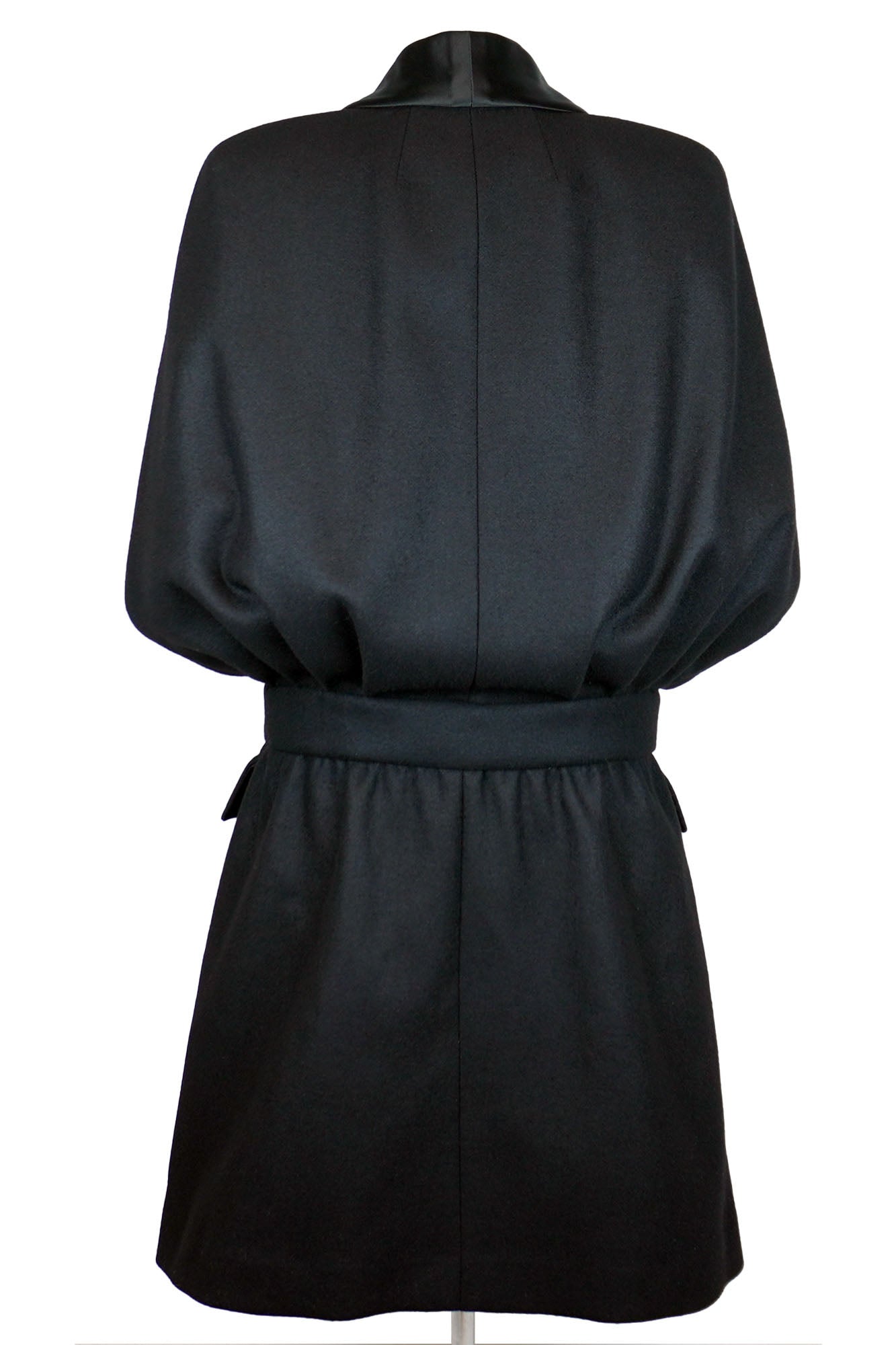 Chanel black cape, Reench preloved, back view. Ref. 1000072. 