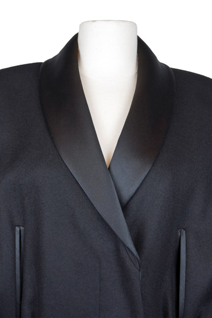 Zoom on the silk collar. Ref. 1000072 Chanel black cashmere cape, Reench preloved.