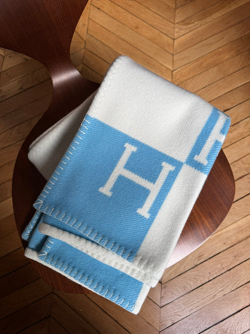 Couverture Hermès Avalon pour bébé de couleur bleue Preloved jamais portée