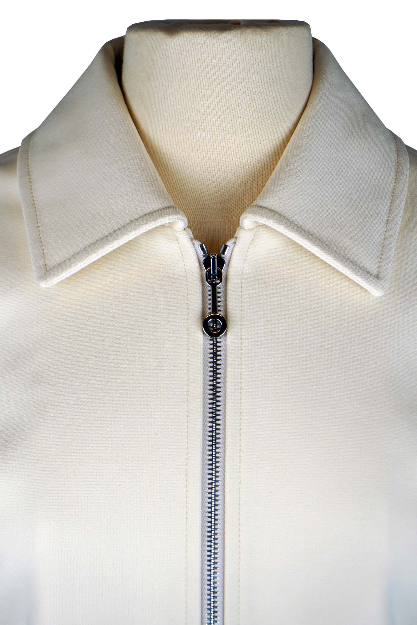 Close up on finish Hermès, zipper and collar. Ref. 1000074. Hermès ecru jacket, Reench preloved.