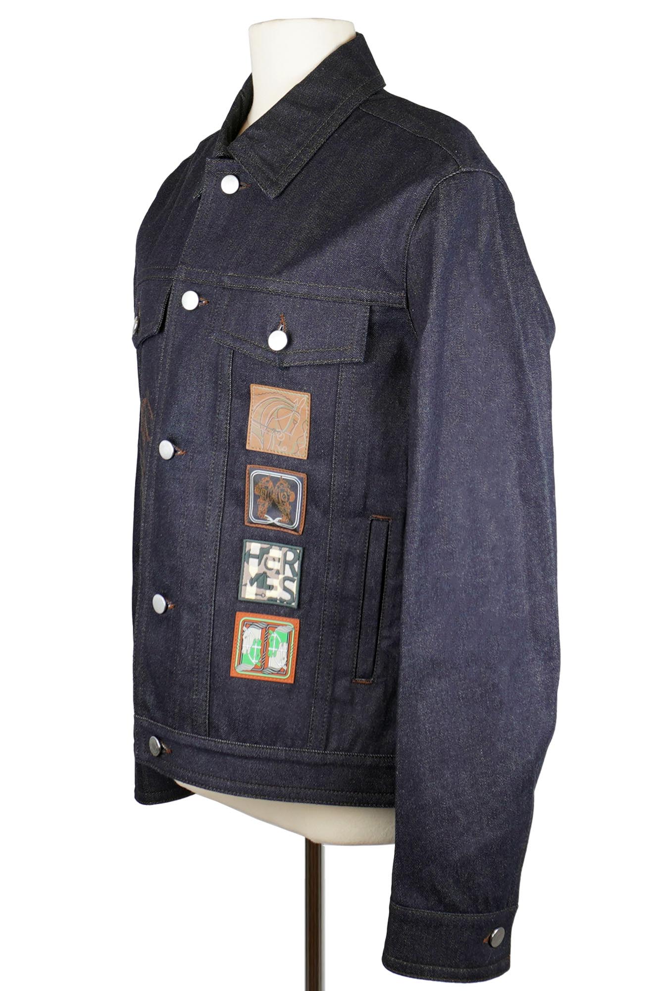 Veste boyfriend en denim Hermès, taille 48, jamais portée avec étiquette, certifiée authentique, mode durable. Sac de voyage inclus. Livraison en 1 jour. | 에르메스 보이프렌드 데님 재킷, 사이즈 48, 한 번도 착용하지 않았습니다.